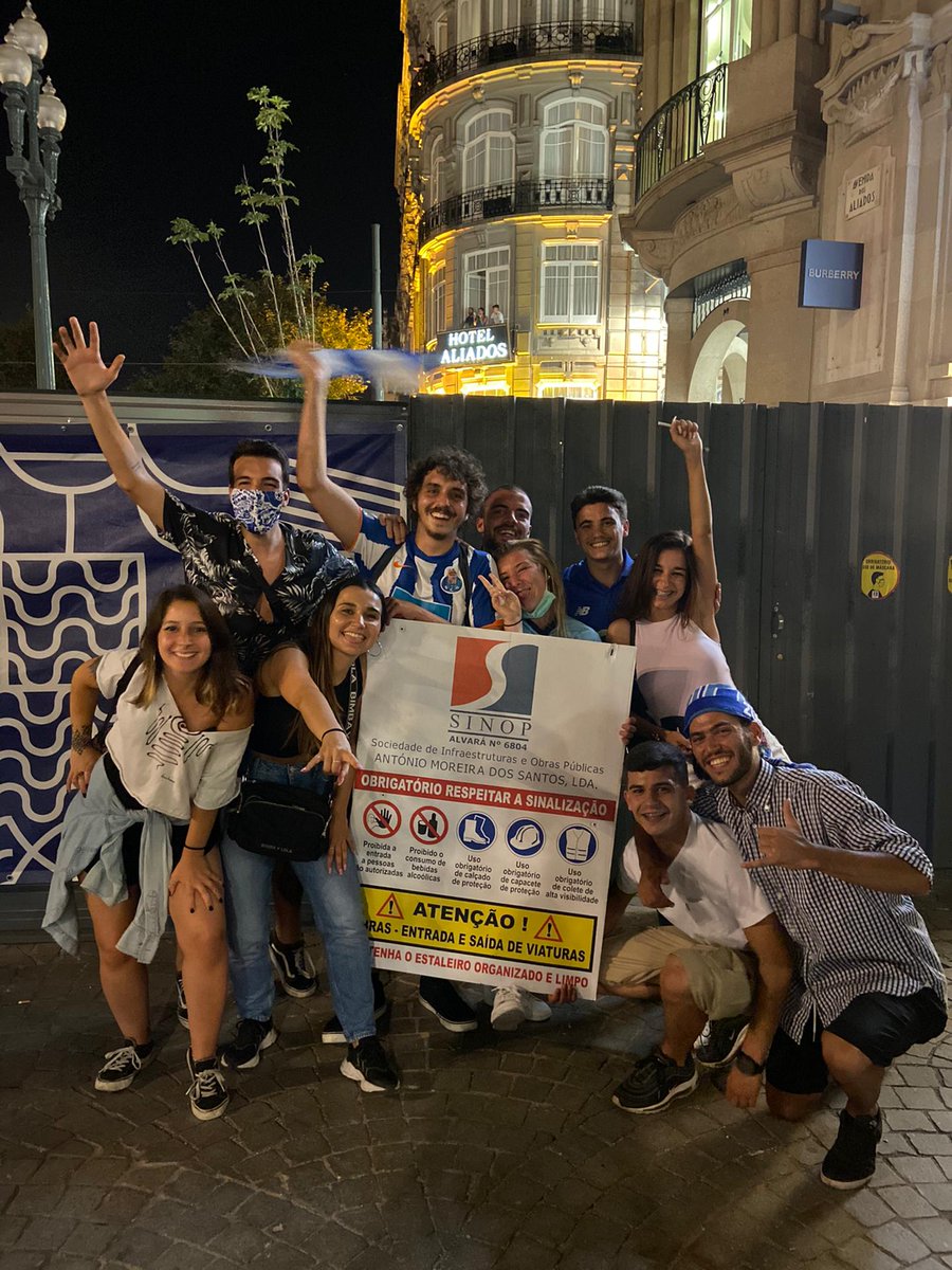 goncalodstan's tweet photo. BINDE PA FESTA FILHOS DA PUTA 💙🐉 https://t.co/vBDYlVNxim