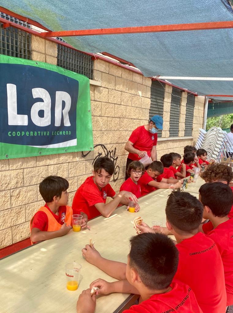 PuenteCastroFC's tweet photo. 🏆 CLUB

🕙🥣🥛 ¡Parada para coger fuerzas!

📝 Un buen almuerzo para nuestros jugadores del Turno 1.

👏🏻 ¡Gracias por su colaboración al Bar del Club, https://t.co/DTFv3jV4x2, Leche LAR y Frutas Álex!

#OrgulloArlequinado 🔴⚪
#VaPuenteVa #SomosFútbol #SomosFormación https://t.co/1J7qeehRDF