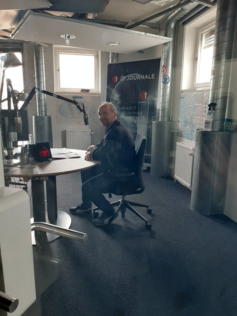 Arbeiterkammer's tweet photo. "Bis zu 100.000 Euro ist man auf der sicheren Seite.  Als Kunde am besten ein neues Konto bei einer anderen Bank eröffnen und der Einlagensicherung Bescheid geben ", sagt AK Experte Christian Prantner im @oe1journale zur Causa Commerzialbank. https://t.co/ngSFiJ2ppW