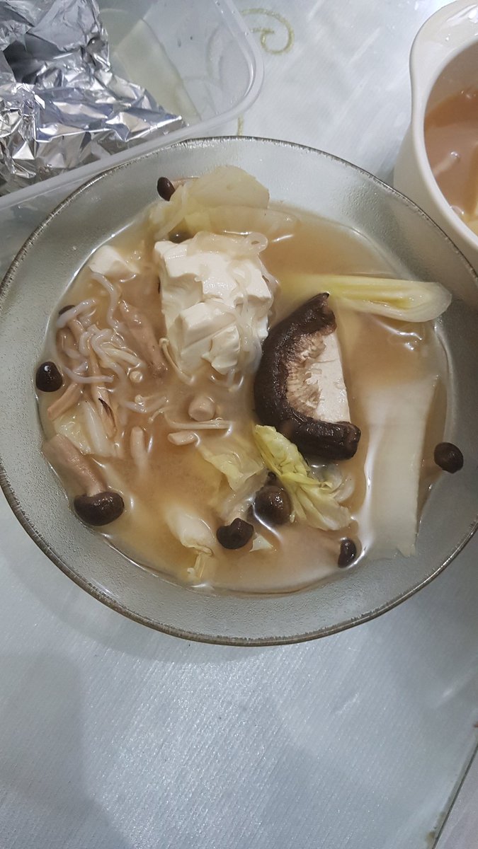 inigwarie's tweet photo. Dear @Sushi_Tei_Indo .. barusan pesen salmon belly mishoshiru dll, mau tanya ... ini di dalem soup belly'nya ema gak ada salmon'ya apa emang begitu cuma kuah doang ? Biasa'nya klo beli selalu ada potongan salmon/belly'nya
??

Best,
-A-

#sushitei https://t.co/eKMnbDO4cT