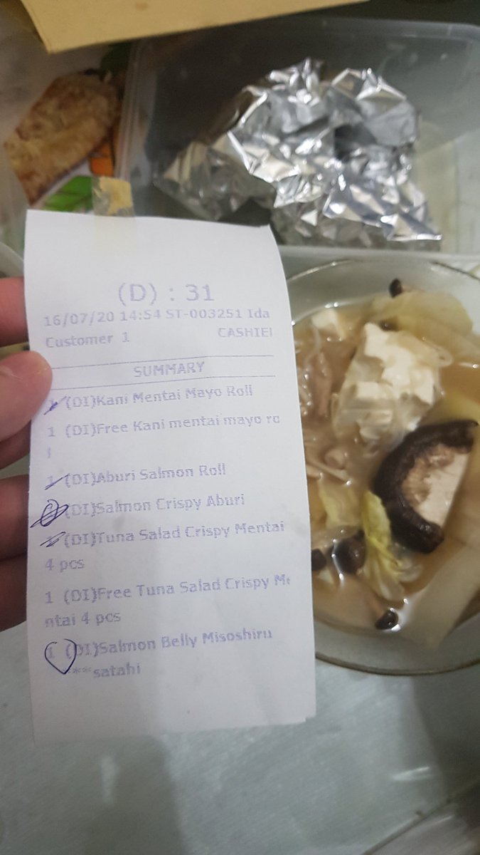 inigwarie's tweet photo. Dear @Sushi_Tei_Indo .. barusan pesen salmon belly mishoshiru dll, mau tanya ... ini di dalem soup belly'nya ema gak ada salmon'ya apa emang begitu cuma kuah doang ? Biasa'nya klo beli selalu ada potongan salmon/belly'nya
??

Best,
-A-

#sushitei https://t.co/eKMnbDO4cT