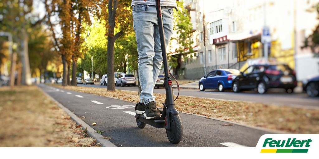 feuvert_fr's tweet photo. RÉGLEMENTATION DES TROTTINETTES ÉLECTRIQUES
Pour tout savoir sur la réglementation du 1er juillet : 
➡ https://t.co/BorOfnhlqQ https://t.co/m6Nun7Nw5U
