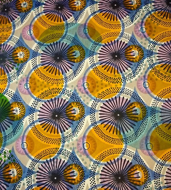 CressidaBell's tweet image. I always love the random patterns that build up on the papers we use to mask the end of the fabrics we are printing. This one is a new favourite, featuring my newest design - 'Parasol'
#offsetprint #wastepaper #parasol #byproduct #handprinted #textileartist