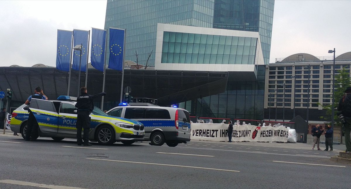 oeko_radi_links's tweet photo. 1212 Erste Durchsage der Polizei: keine Räumung, aber Versammlungaleiter*in wird verlangt. #BlockECB #RageAgainstECB #systemchangenotclimatechange https://t.co/74Q2Qh5uVN