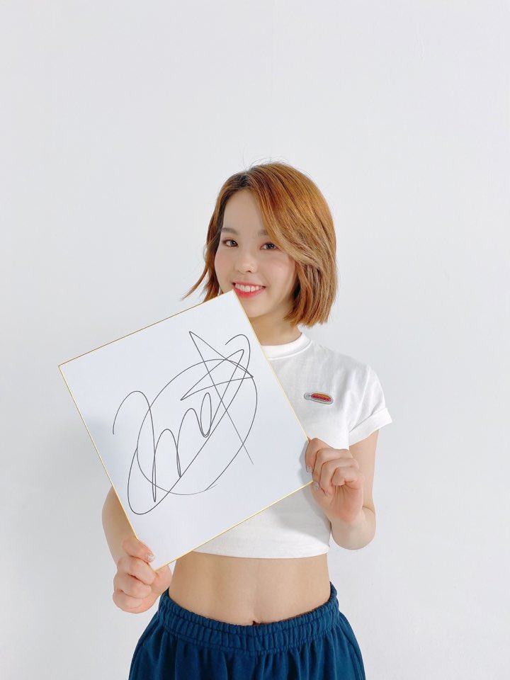 マコちゃんの腹筋にわく中、 あえてマコちゃんの色紙をもつ手に注目し