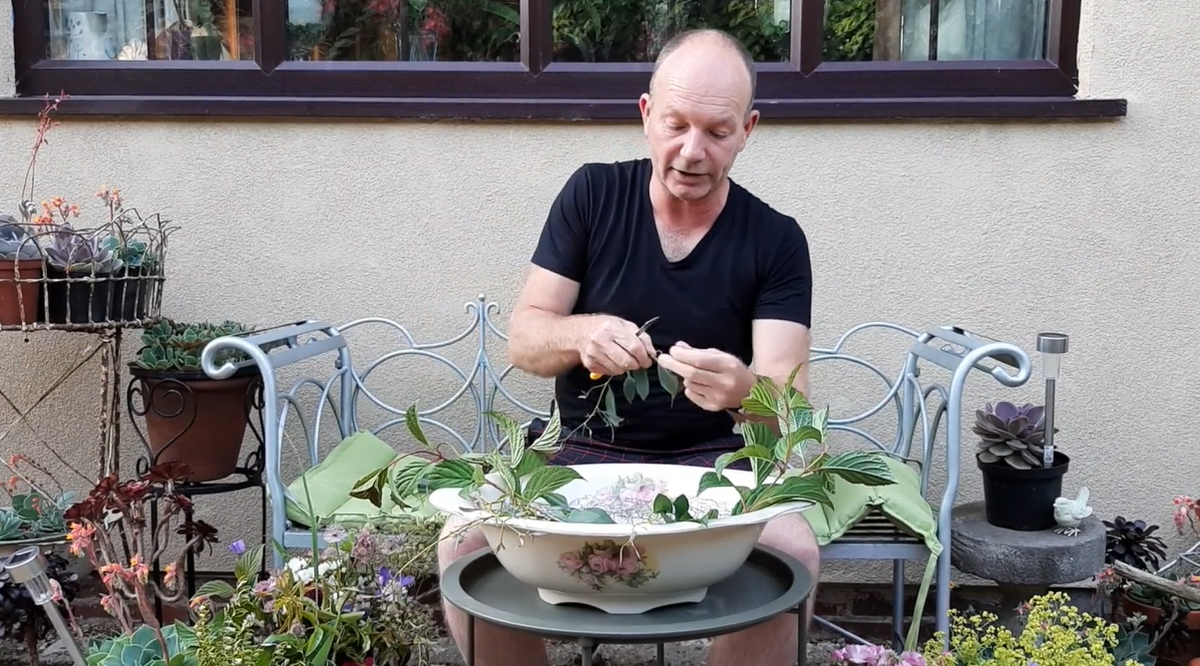 greatyorkshow's tweet photo. 11.30am - Garden Flowers with @jpmoseley - Renowned international #floral designer Jonathan Moseley introduces some of nature’s wonderful garden blooms & demonstrates how easy it is to create a stunning bouquet from flowers found in the garden https://t.co/EjJvs06igg #VirtualGYS https://t.co/ddcPb1jNwH