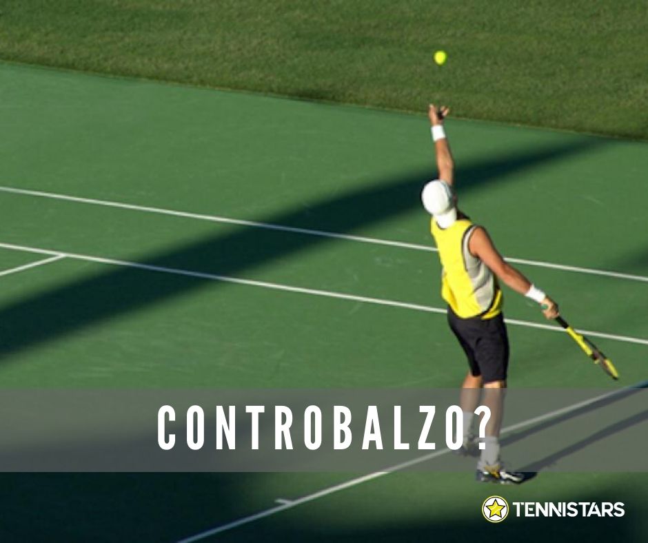 Rimbalzo e via. No, nel tennis durante il servizio la pallina va colpita al volo dopo esser stata lasciata dalla mano. Se non ti piace il lancio che hai fatto, lasciale cadere e riprendila in mano. Poi ritenta. Per colpirla al volo