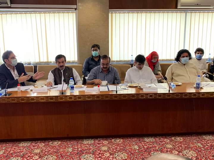 HamzaDawar0's tweet photo. علی وزیر اور @mjdawarکا چمن دھرنہ کمیٹی کے ارکان کے ہمراہ پارلیمنٹ میں چمن بارڈر کے مسلے کے سلسلے میں میٹنگ جاری ہے،جس میں کمیٹی ارکان نے اپنے مسائل پیش کئے
سپیکر قومی اسمبلی اسد قیصر نے مسائل کے حل کی یقین دہانی کرائی، تو امید کرتے ہیں کہ چمن بارڈر کے مسائل جلد حل ہونگے
@a_siab https://t.co/CenMfdBFhl