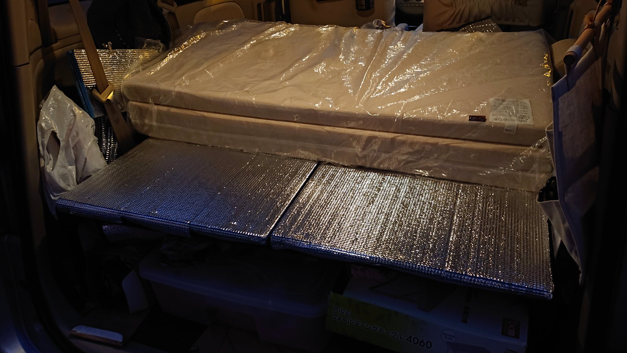 Makoto 苫小牧 久しぶりにシエンタを車中泊モードにするなど 旧型シエンタです サードシートは格納して イレクターパイプで土台 その上に合板 キャンプ用アルミマット 就寝用マット あれ 枕とシーツを忘れて来てるような まぁいっか