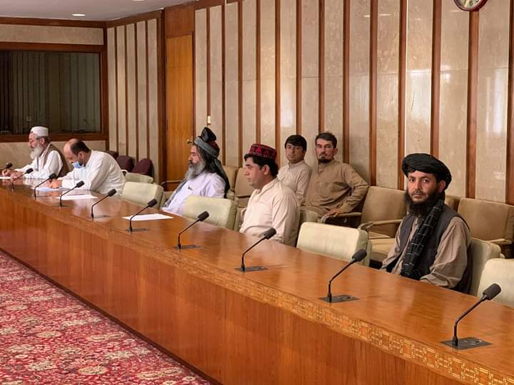 HamzaDawar0's tweet photo. علی وزیر اور @mjdawarکا چمن دھرنہ کمیٹی کے ارکان کے ہمراہ پارلیمنٹ میں چمن بارڈر کے مسلے کے سلسلے میں میٹنگ جاری ہے،جس میں کمیٹی ارکان نے اپنے مسائل پیش کئے
سپیکر قومی اسمبلی اسد قیصر نے مسائل کے حل کی یقین دہانی کرائی، تو امید کرتے ہیں کہ چمن بارڈر کے مسائل جلد حل ہونگے
@a_siab https://t.co/CenMfdBFhl
