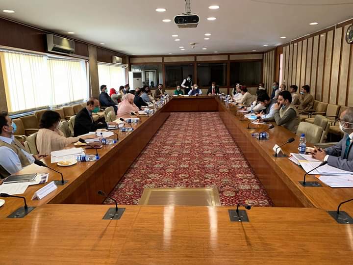 HamzaDawar0's tweet photo. علی وزیر اور @mjdawarکا چمن دھرنہ کمیٹی کے ارکان کے ہمراہ پارلیمنٹ میں چمن بارڈر کے مسلے کے سلسلے میں میٹنگ جاری ہے،جس میں کمیٹی ارکان نے اپنے مسائل پیش کئے
سپیکر قومی اسمبلی اسد قیصر نے مسائل کے حل کی یقین دہانی کرائی، تو امید کرتے ہیں کہ چمن بارڈر کے مسائل جلد حل ہونگے
@a_siab https://t.co/CenMfdBFhl