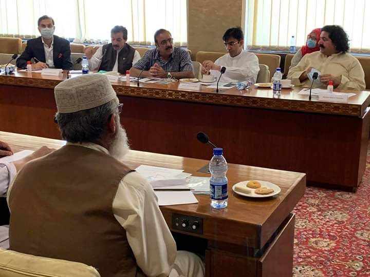 HamzaDawar0's tweet photo. علی وزیر اور @mjdawarکا چمن دھرنہ کمیٹی کے ارکان کے ہمراہ پارلیمنٹ میں چمن بارڈر کے مسلے کے سلسلے میں میٹنگ جاری ہے،جس میں کمیٹی ارکان نے اپنے مسائل پیش کئے
سپیکر قومی اسمبلی اسد قیصر نے مسائل کے حل کی یقین دہانی کرائی، تو امید کرتے ہیں کہ چمن بارڈر کے مسائل جلد حل ہونگے
@a_siab https://t.co/CenMfdBFhl