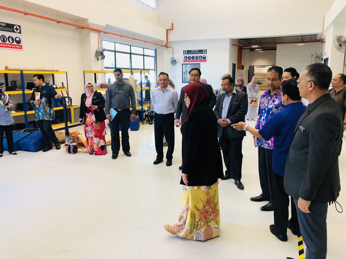 EzryIr's tweet photo. 16 Julai 2020|Khamis|

Lawatan YBrs. Dr.Faizal Kamarudin ,Timbalan Pengarah Kanan, Bah.Perkhidmatan JPA, Caw. (SUPREME), KKR dan CDPK bagi persediaan Majlis Penyampaian Surat Kenaikan Pangkat Kepada Pegawai Pakar Bidang Khusus (SME) JKR 
kelak

@Zulakmal8 @IrZulkefly @razgrid1 https://t.co/zSX2oPTxj4