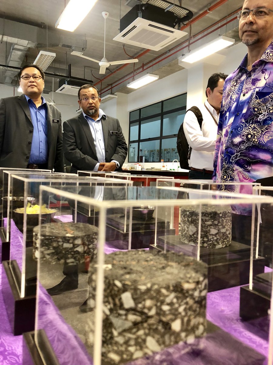 EzryIr's tweet photo. 16 Julai 2020|Khamis|

Lawatan YBrs. Dr.Faizal Kamarudin ,Timbalan Pengarah Kanan, Bah.Perkhidmatan JPA, Caw. (SUPREME), KKR dan CDPK bagi persediaan Majlis Penyampaian Surat Kenaikan Pangkat Kepada Pegawai Pakar Bidang Khusus (SME) JKR 
kelak

@Zulakmal8 @IrZulkefly @razgrid1 https://t.co/zSX2oPTxj4