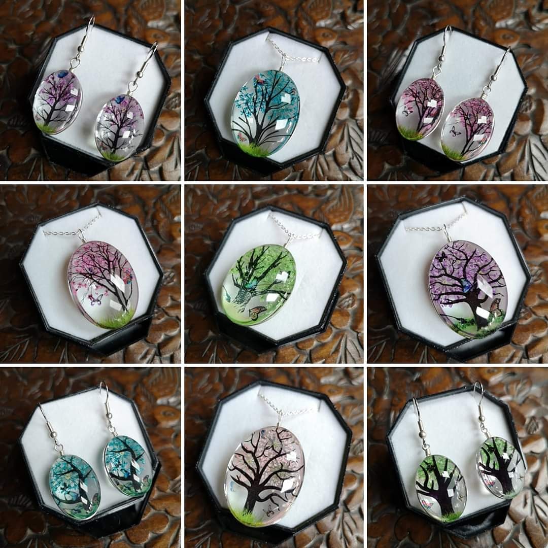 SatoriDesigns's tweet photo. 🌸 Blossom tree jewellery 🌸
Real flower petals and glass combine to create these unusual scenic earrings and pendants.

https://t.co/1gyVU9LPr8

#jewellery #blossom #trees #nature https://t.co/kA6WBpwQCx