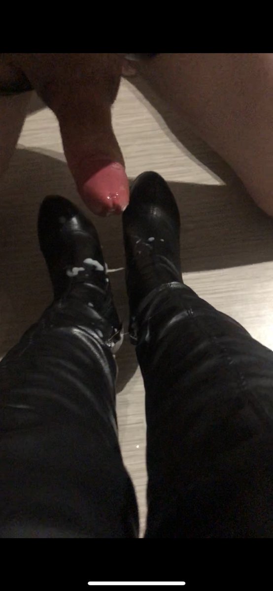 domination_Ana's tweet photo. J’en connais un qui va ce régaler ! Il adore tellement jouir sur mes magnifiques bottes 👢 💦👅 https://t.co/QFoVgwImvN