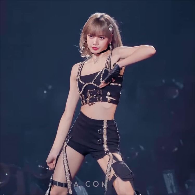 Taylor Swift outfits that remind me of Blackpink Outfits: P.S. they’re both my ults