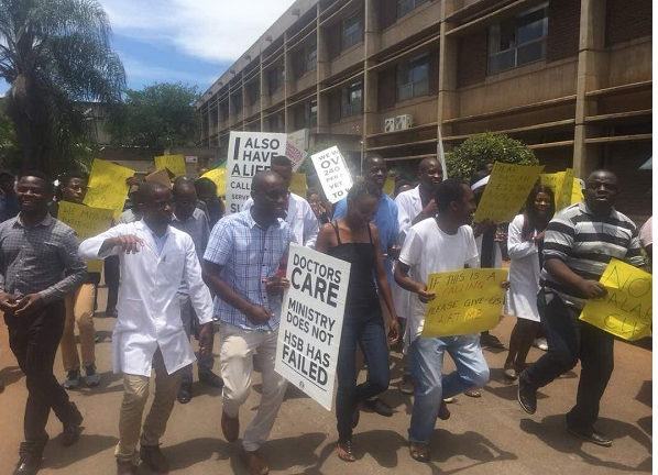 healthtimeszim's tweet photo. Senior Doctors To Down Tools Over Lack Of Protective Equipment As More Health Workers Test Positive For #Covid_19 ...READ HERE https://t.co/SumMoqrEQp @ZHDAofficial @ZadhrDoctors @MoHCCZim @WHO_Zimbabwe #lockdownzim https://t.co/tJqezSvz75