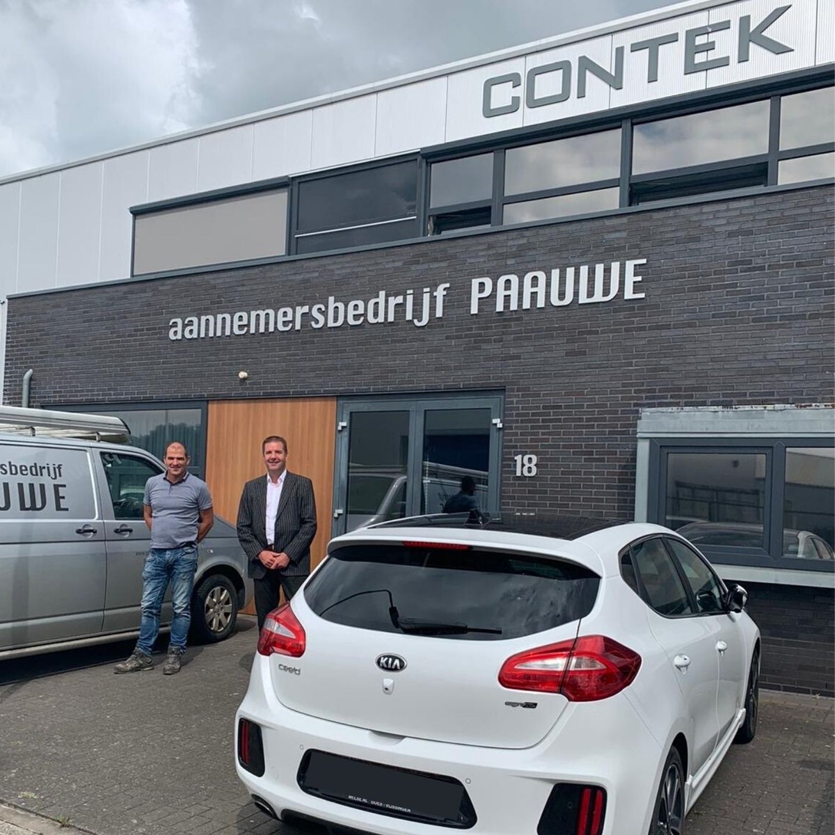 Gemeente_Veere's tweet photo. Wethouder @adri_roelse bracht vandaag een #werkbezoek aan aannemersbedrijf 👷 @paauwebouw . Daar sprak hij met eigenaar Bennie Paauwe. Ook bezocht hij schildersbedrijf Paauwe en advies- en tekenbureau #Contek. Deze bedrijven zitten allemaal in hetzelfde pand in #Serooskerke https://t.co/MWctp0zUAB
