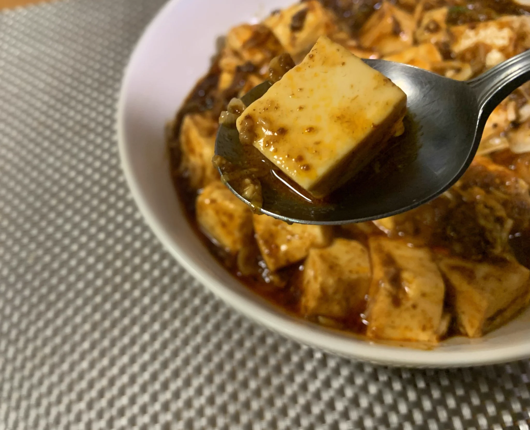 塩を少し加え熱湯で下茹でしたら豆腐が崩れない！⇒理想の四角い麻婆豆腐の出来上がり！
