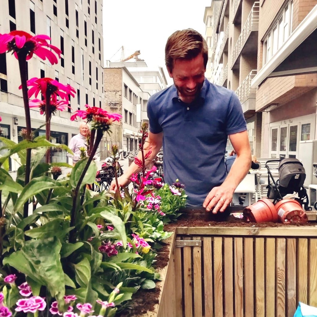 FleurLies's tweet photo. Bij Bakkerij DeCock kun je niet alleen genieten van zoete lekkernijen en vers brood 🥐🥖 maar ook van de frisse, roze beplanting die wij voor hen gedaan hebben 🌸🌷 Enjoy!
.
#fleurdelies #b2b #project #bakkerijdecock #echinacea #osteopspermum #anjer #pink https://t.co/HG1yg5rkBm