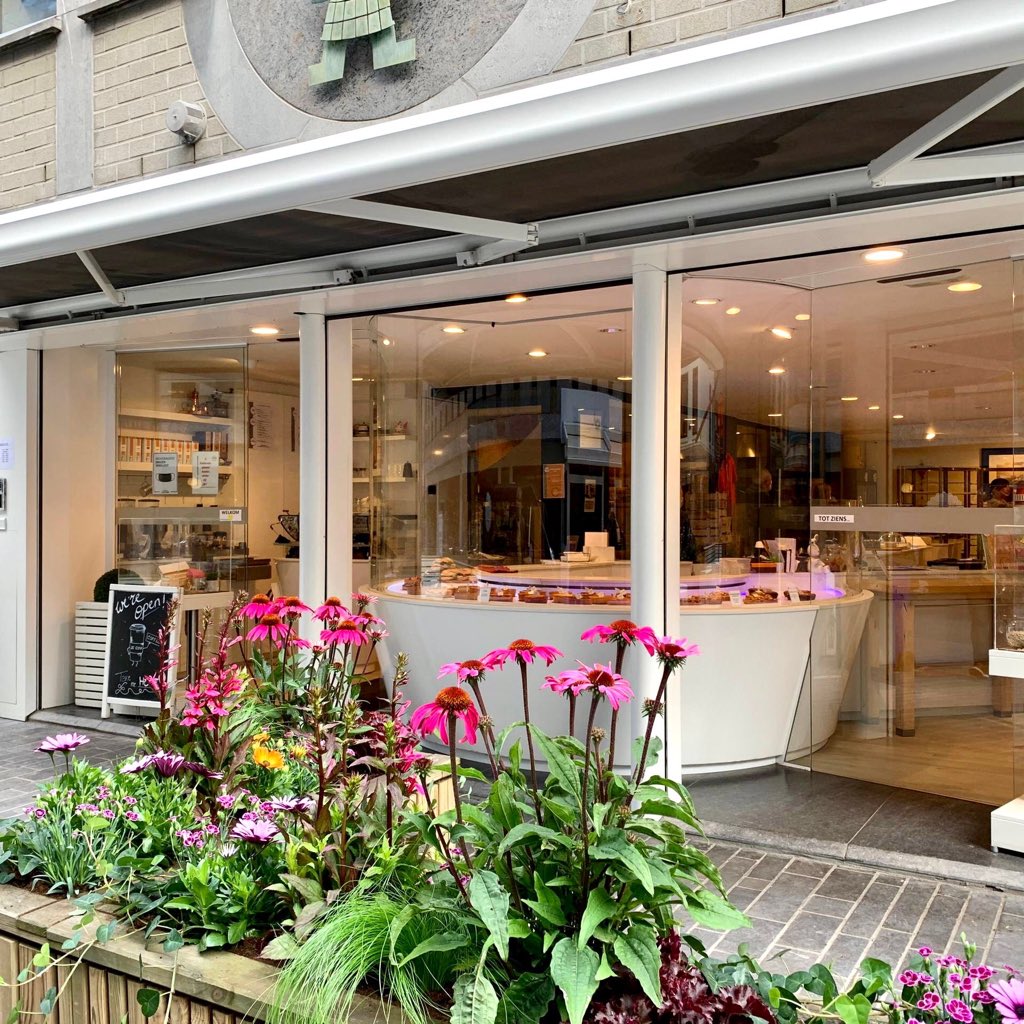 FleurLies's tweet photo. Bij Bakkerij DeCock kun je niet alleen genieten van zoete lekkernijen en vers brood 🥐🥖 maar ook van de frisse, roze beplanting die wij voor hen gedaan hebben 🌸🌷 Enjoy!
.
#fleurdelies #b2b #project #bakkerijdecock #echinacea #osteopspermum #anjer #pink https://t.co/HG1yg5rkBm