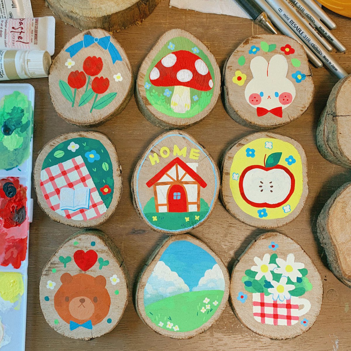 chichilittle's tweet photo. i asked my dad to cut a couple of slices of an old branch for me, but when he found out that i was planning to paint on them, he cut the whole thing up and gave me like 20+ slices lol #soextra 😆now i have so many little wooden discs :)) #gouache https://t.co/PAWTIh9mHN