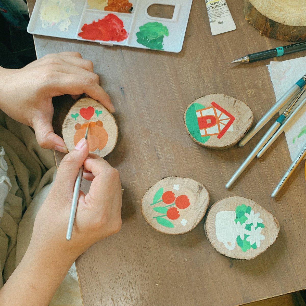 chichilittle's tweet photo. i asked my dad to cut a couple of slices of an old branch for me, but when he found out that i was planning to paint on them, he cut the whole thing up and gave me like 20+ slices lol #soextra 😆now i have so many little wooden discs :)) #gouache https://t.co/PAWTIh9mHN