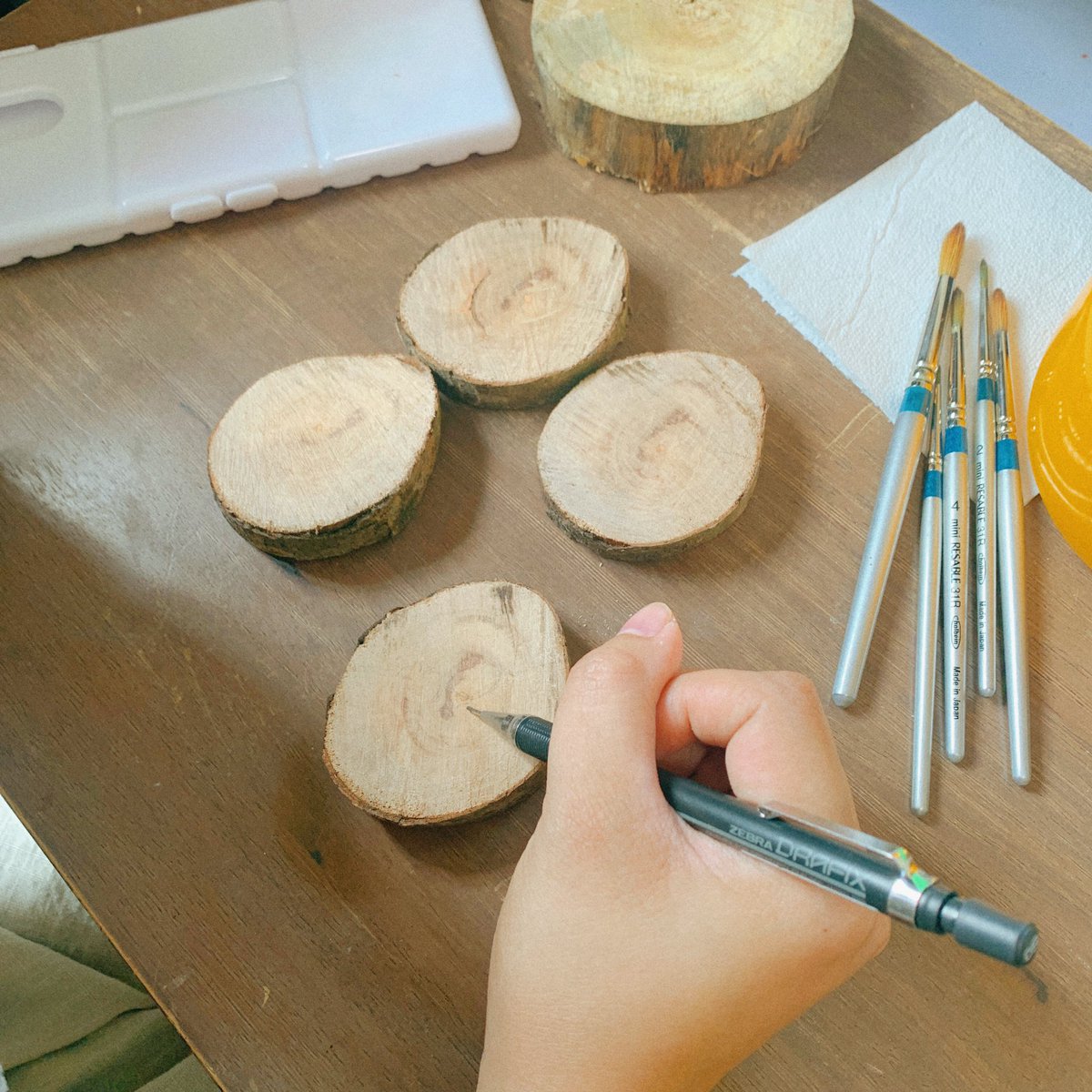 chichilittle's tweet photo. i asked my dad to cut a couple of slices of an old branch for me, but when he found out that i was planning to paint on them, he cut the whole thing up and gave me like 20+ slices lol #soextra 😆now i have so many little wooden discs :)) #gouache https://t.co/PAWTIh9mHN