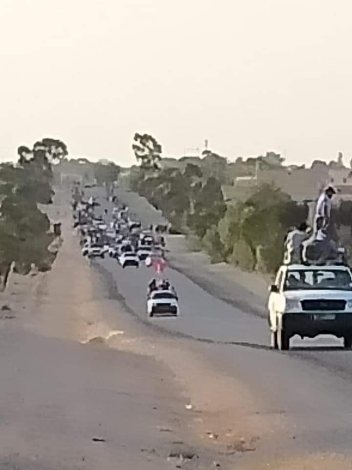 MouradTeyeb's tweet photo. #Tunisia - #Kamour protests (5) 

#Tataouine holds its breath as thousands of protesters advance to shut down the main #oil &amp; gas valves in the Sahara amid heavy #military presence and fear from army’s harsh retaliation.

#Remada #Borma #Jobs
#تونس #تطاوين #البرمة #الكامور #رمادة https://t.co/Ho6AYrYsPz