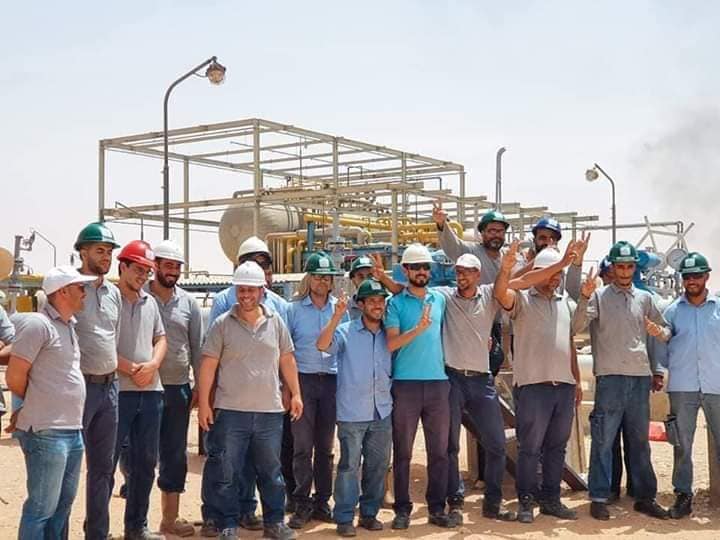 MouradTeyeb's tweet photo. #Tunisia - #Kamour protests (5) 

#Tataouine holds its breath as thousands of protesters advance to shut down the main #oil &amp; gas valves in the Sahara amid heavy #military presence and fear from army’s harsh retaliation.

#Remada #Borma #Jobs
#تونس #تطاوين #البرمة #الكامور #رمادة https://t.co/Ho6AYrYsPz