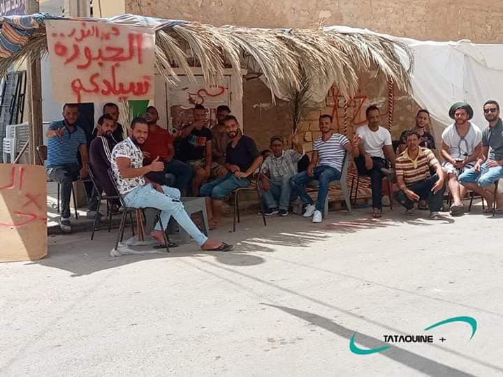MouradTeyeb's tweet photo. #Tunisia - #Kamour protests (5) 

#Tataouine holds its breath as thousands of protesters advance to shut down the main #oil &amp; gas valves in the Sahara amid heavy #military presence and fear from army’s harsh retaliation.

#Remada #Borma #Jobs
#تونس #تطاوين #البرمة #الكامور #رمادة https://t.co/Ho6AYrYsPz