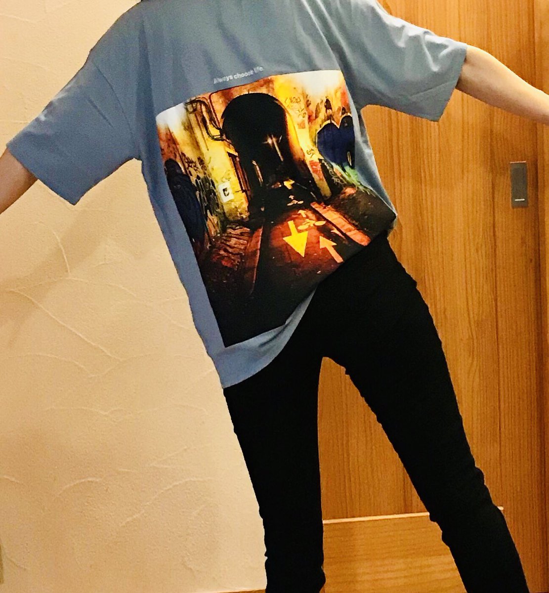 sakana_miwama's tweet photo. うぢにもどどいだぁーーー😭😭😭
白黒以外のTシャツ久しぶりだよーーー!!前は無地です。Always choose life‼︎
ちなみに下にはオウガのLIQUIDのTシャツ着てる試着祭り🏮🏮Tシャツの夏。
#SETHBLACK https://t.co/tPKTEc8nPu
