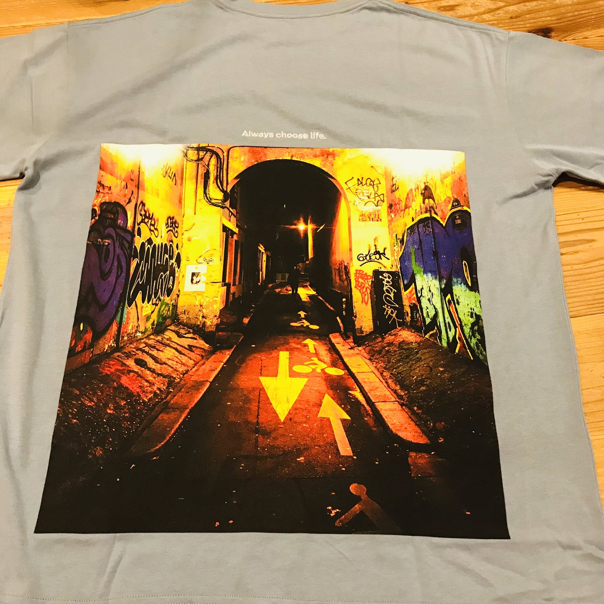 sakana_miwama's tweet photo. うぢにもどどいだぁーーー😭😭😭
白黒以外のTシャツ久しぶりだよーーー!!前は無地です。Always choose life‼︎
ちなみに下にはオウガのLIQUIDのTシャツ着てる試着祭り🏮🏮Tシャツの夏。
#SETHBLACK https://t.co/tPKTEc8nPu