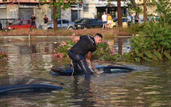 Deputatipd's tweet photo. Un servitore dello Stato. L'altruismo e il coraggio di questo poliziotto rappresentano l'Italia migliore. Grazie, anche oggi, a tutti coloro che hanno dato e danno una mano, da Nord a Sud, quando c'è bisogno, quando il gesto del singolo è prezioso alla comunità. Forza #Palermo! https://t.co/74zLjnSDZX