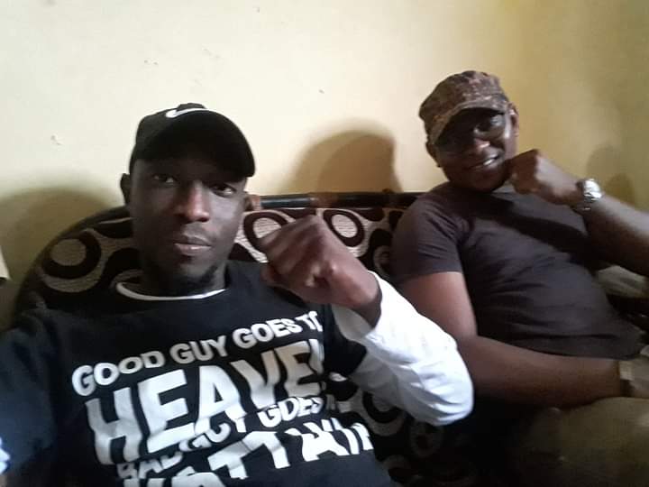 FodBALDE2's tweet photo. #Guinée : Hier nous étions au quartier #KENIEN avec les Responsables de l'#UFR. Au menu des échanges : la redynamisation des structures du Parti avec partage d'informations et les préparatifs de la manif du 20 juillet 2020 appelée par le @FNDC_Gn
#Kibaro
#Akhassiga
#2020UnAutre https://t.co/bcemKFPfJg