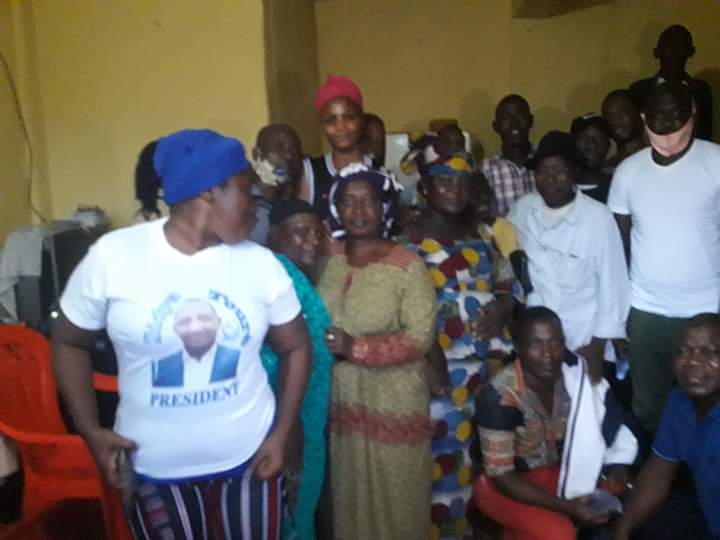 FodBALDE2's tweet photo. #Guinée : Hier nous étions au quartier #KENIEN avec les Responsables de l'#UFR. Au menu des échanges : la redynamisation des structures du Parti avec partage d'informations et les préparatifs de la manif du 20 juillet 2020 appelée par le @FNDC_Gn
#Kibaro
#Akhassiga
#2020UnAutre https://t.co/bcemKFPfJg