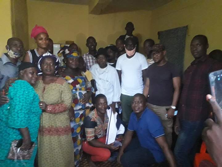 FodBALDE2's tweet photo. #Guinée : Hier nous étions au quartier #KENIEN avec les Responsables de l'#UFR. Au menu des échanges : la redynamisation des structures du Parti avec partage d'informations et les préparatifs de la manif du 20 juillet 2020 appelée par le @FNDC_Gn
#Kibaro
#Akhassiga
#2020UnAutre https://t.co/bcemKFPfJg