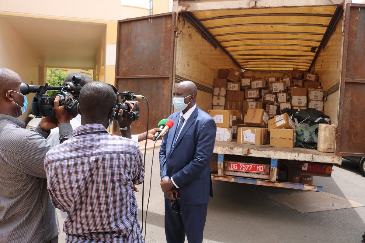 India supports Mali's fight against #COVID19 pandemic. 

Ambassador Anjani Kumar handed over India's gift of medicines to H.E. Dr. Mama Coumaré, Secretary General, Ministry of Health &amp; Social Affairs, Government of Mali.

#IndiaMaliDosti 
#AmitiéIndoMalienne