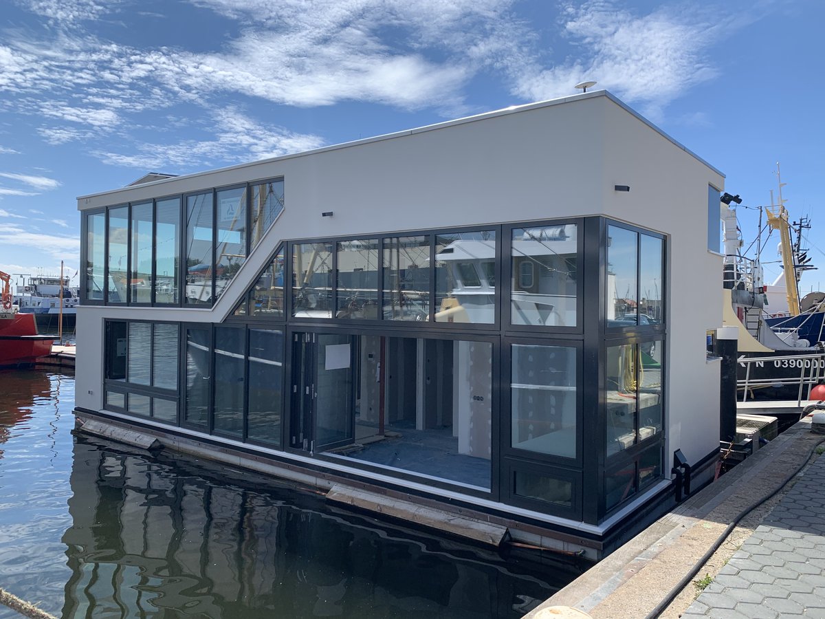 Prachtige waterwoning welke we afbouwen in de haven van Urk. Ontwerp: Bob Ronday 

#urk #wonenophetwater #waterwoning #abcwaterwoningen #nieuwbouw