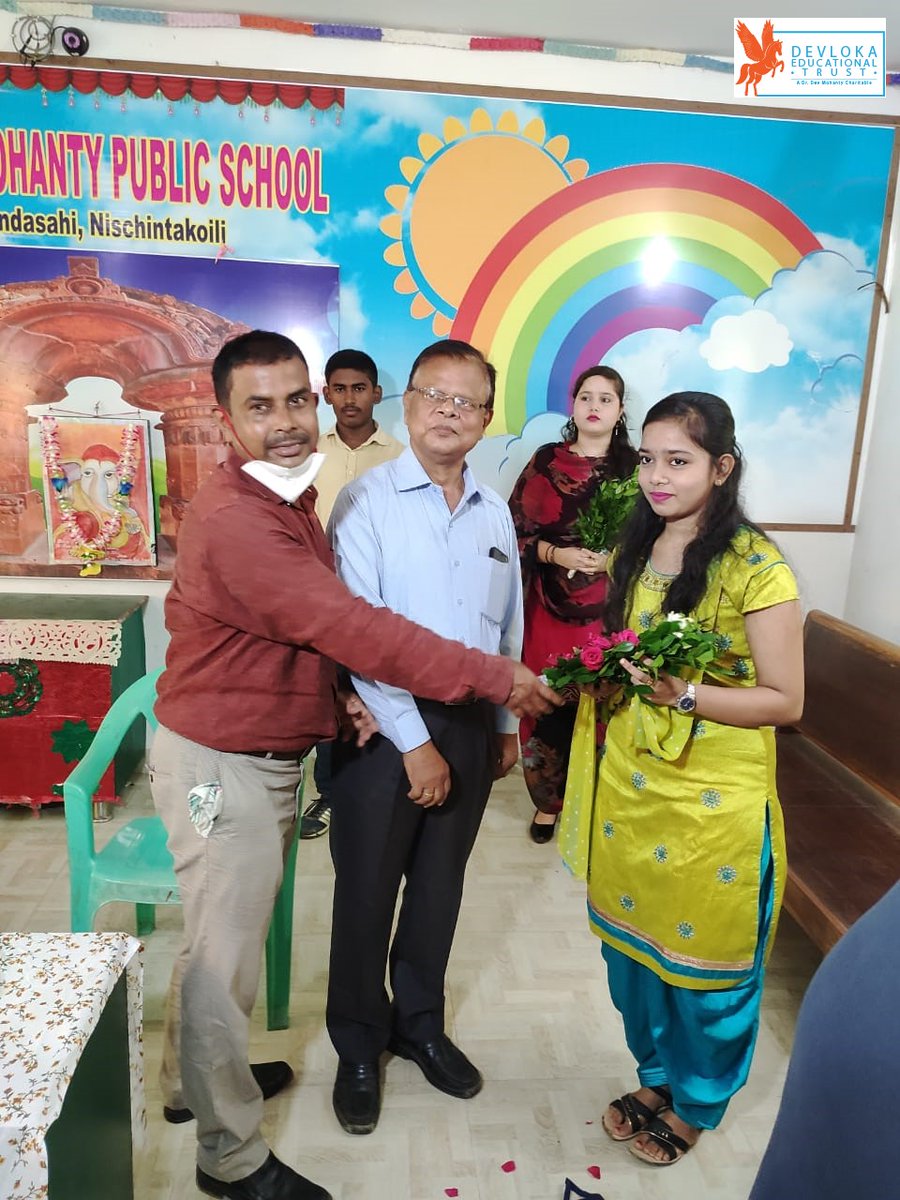 LokaDev's tweet photo. Students Felicitation for 100% CBSE Exam Results in Dr. Dev Mohanty Public School - July 2020

#Students #cbseresults2020 #CBSEBoardExams2020 #Odisha https://t.co/gucBpINpGz