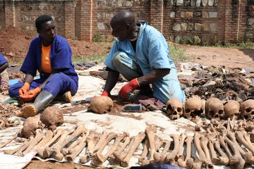 LX_Press's tweet photo. 🔴#Burundi La @CVR_Burundi organise demain vendredi une messe qui sera dite par Mgr Archevêque #Ntamwana en mémoire des victimes de #Nyambeho et de #Mutobo (@Gitega), tués en avril, mai, juin, juillet 1972. Une présentation du bilan des exhumations de 4 fosses communes est prévue https://t.co/EbtkcKeS1U
