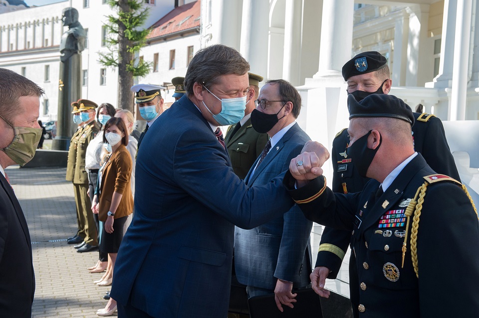 Lithuanian_MoD's tweet photo. 'US 🇺🇸 is our strategic partner providing deterrence &amp; security in the #Baltic region. We do and will provide conditions for our Allies &amp; upcoming US rotation troops' said 🇱🇹 DefMinister Karoblis to 🇺🇸 Army Sec McCarthy during the visit in Lithuania🤝
More https://t.co/yqACwquyF3 https://t.co/Tmp0VOQbPs