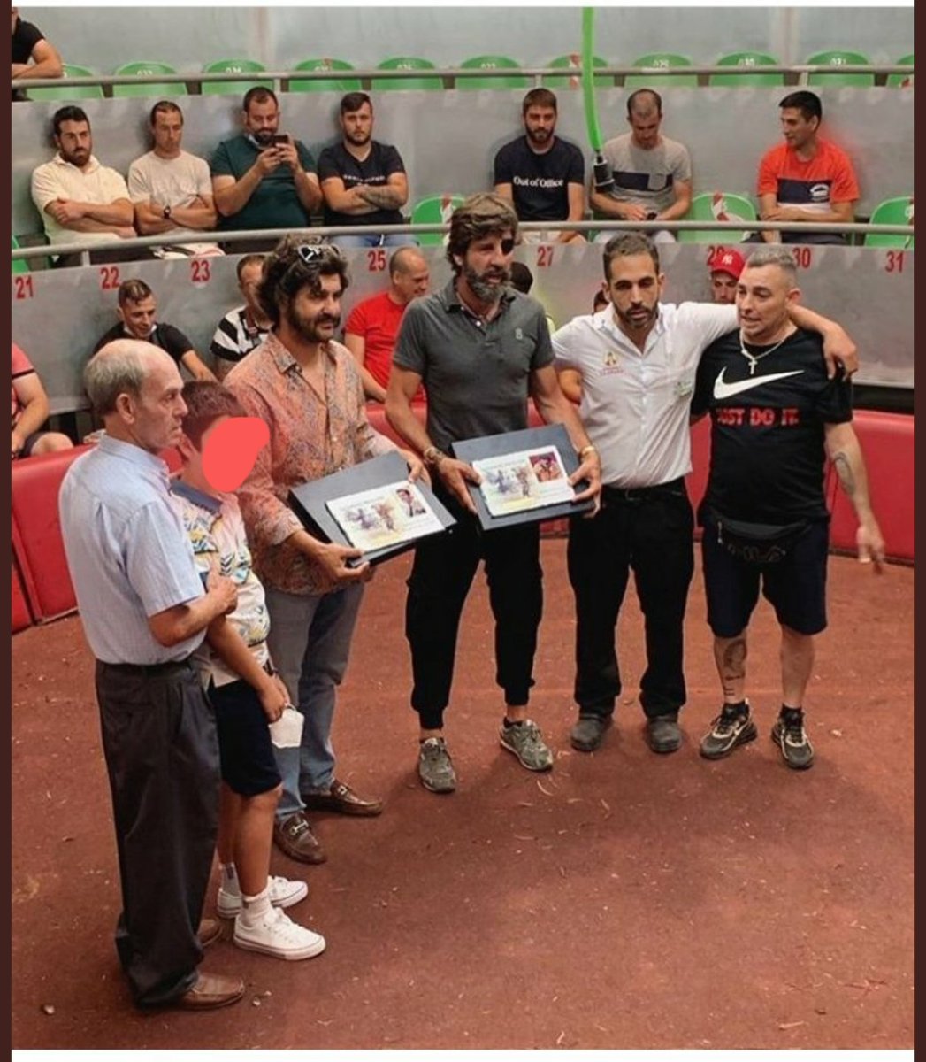 Las peleas de gallos son, junto a la tauromaquia, una de las vergüenzas de nuestro país, con la diferencia de que las primeras son prácticamente clandestinas. Solo pueden acudir peñas federadas, y no es obligatoria presencia de veterinarios.
#yoveosálvame

animanaturalis.org/n/45552/animan…