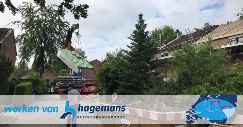 HagemansVGO's tweet image. In Dieren verduurzamen we voor @Vivare_ 166 woningen. In een proefblok plaatsten we m.b.v. @WeijersEikhout de eerste prefab dakplaten (Unidek). Een van de isolerende maatregelen die we op dit project uitvoeren.
Na de bouwvakantie gaan we verder en isoleren we 2 woningen per dag.