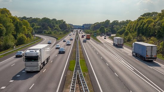 DGTes's tweet photo. Los conductores de #bicicletas, mayores de 14, años podrán circular por los arcenes de las #autovías, salvo que por razones de #seguridadvial se prohíba mediante señalización que se complementará con un panel que informe del itinerario alternativo. 

Art.38 #RGC #RepasoNormas🚴 https://t.co/fr1pocNRAs