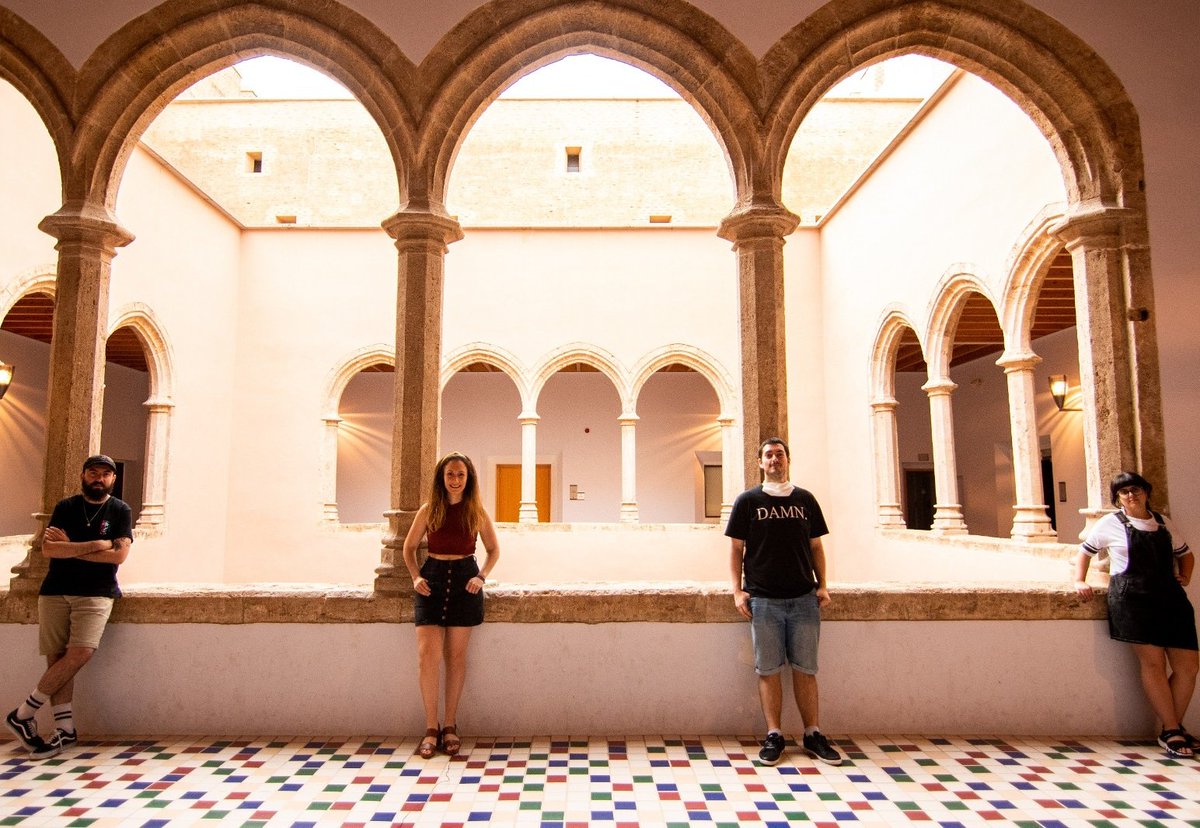 Així, mantenint les distàncies, hui tornem a #DIÀLEGS desconfinats 😎

📺 A les 22.00 h. vos espera al canal de #YouTube nou capítol amb <a href="/JotaWinston/">J.Winston</a> de <a href="/FridaGrup/">Frida Grup</a> 👏

Vos esperem! ⬇️⬇️⬇️