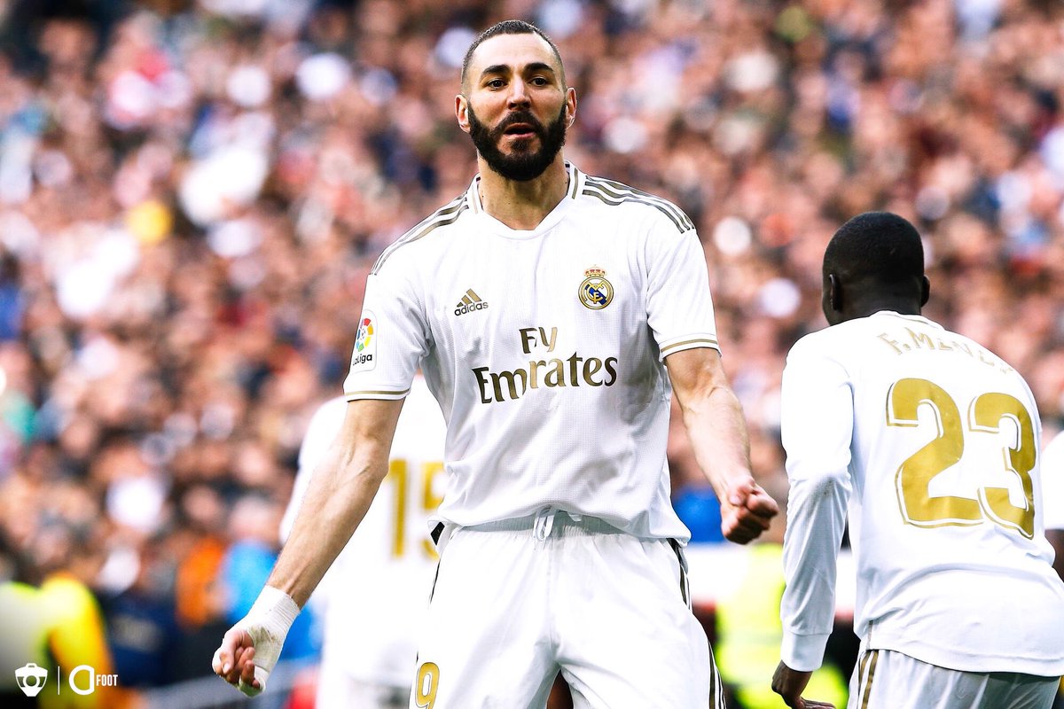 Omar Da Fonseca : « Benzema joue le meilleur football de sa carrière. Avec CR7, c’était un accompagnateur et le premier violoncelle. Aujourd’hui, c’est un soliste et le directeur de l’orchestre. C’est un joueur qui joue en smoking avec les chaussures qui brillent. »

(Le Figaro)