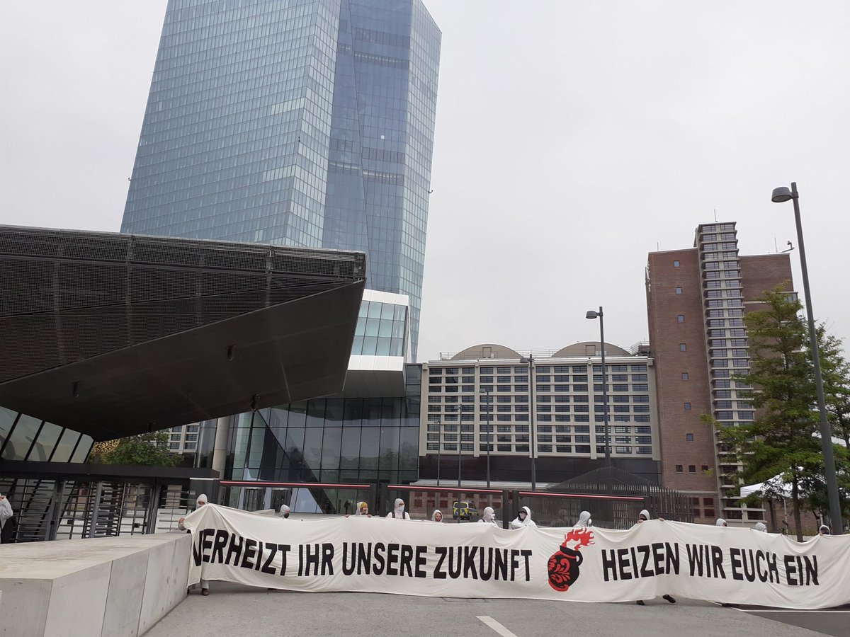 endegelaendeFfm's tweet photo. Blockade steht seit 11h! Am #TatortKlimakriseEZB. Zeitgleich zum Treffen des EZB-Rats. Die #EZB pumpt Milliarden in fossilistische Konzerne und verheizt das Klima. Das muss aufhören!

#SystemChangeNotClimateChange #RageAgainstECB #EndeGelaende #ECB https://t.co/0mt8kFcVE4