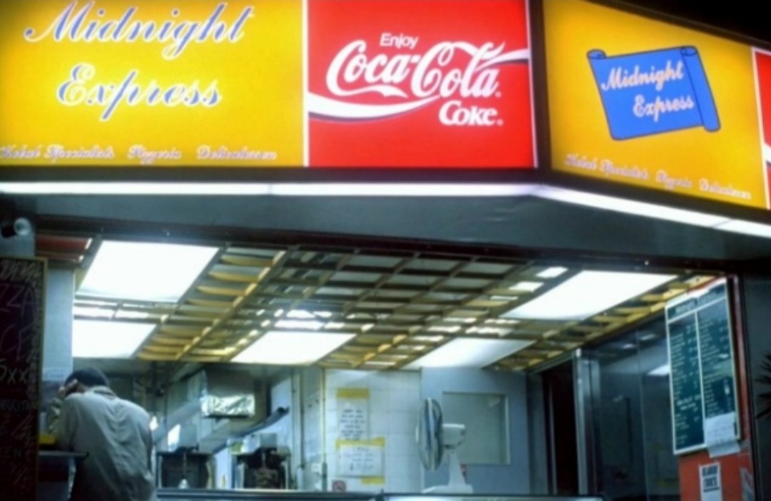 미드나잇 익스프레스 영화개봉 그 후로 외관도 한번 바뀌고 주인은 계속 바꼈지만 샌드위치바로 운영되다가 08년경에 쥬얼리샵으로 변경 09년부터는...